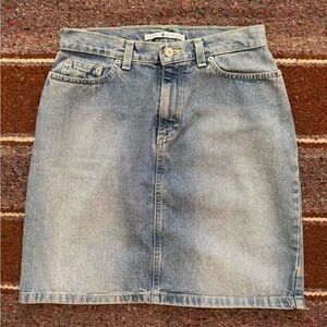 Tommy Hilfiger light wash denim miniskirt size small